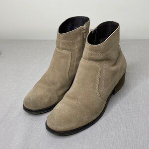Gibson Latimer suede booties